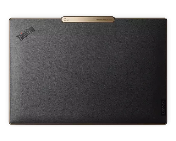 Vue de dessus de l’ordinateur portable Lenovo ThinkPad Z13 montrant le capot supérieur Bronze avec cuir vegan PET recyclé noir.