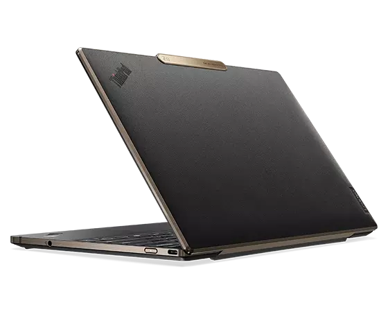 Lenovo ThinkPad Z13 Notebook, Ansicht von hinten mit dem Gehäusedeckel in Bronze mit veganem Leder aus recyceltem PET in Black im Mittelpunkt.