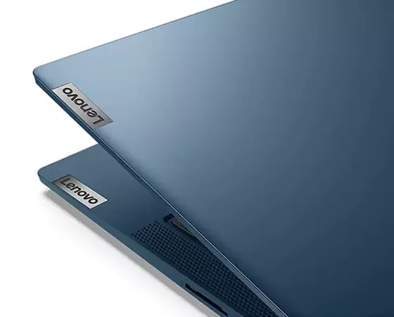 Lenovo IdeaPad 5 (14) AMD semi-fermé montrant logo de la marque en couleur sarcelle