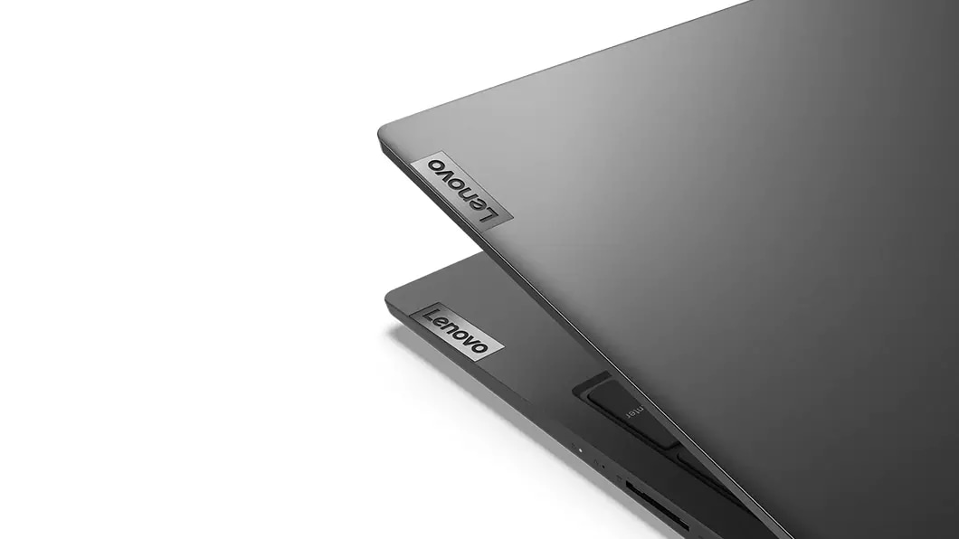 Close-up van de hoek van de zwarte Lenovo IdeaPad 5 (15)