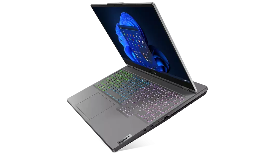 Legion 5i Gen 7 (15'', Intel), Storm Grey ‑malli, etuvasemmalta kuvattuna, Windows 11 näytössä