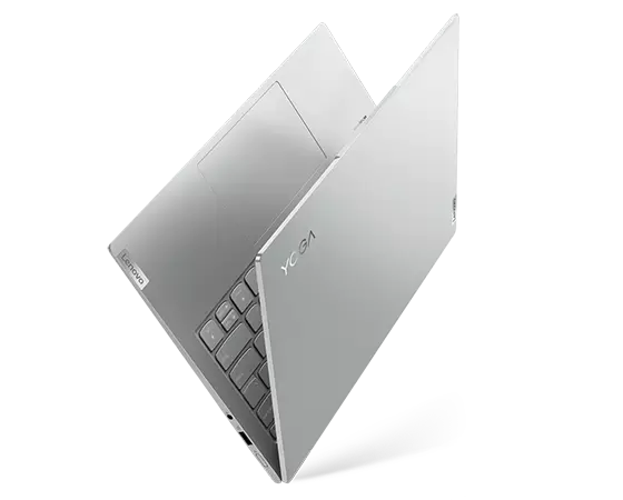 Vue latérale gauche du portable Yoga Slim 7 Pro Gen 7 (14" AMD) incliné, entrouvert en V, posé sur un bord du cadre, montrant le capot supérieur et une partie du clavier