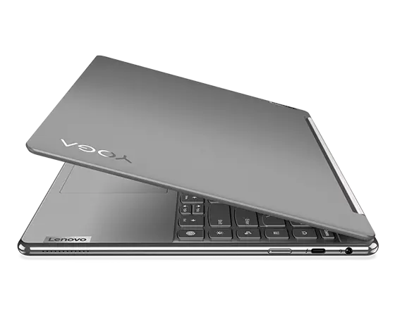 Yoga 9i Gen 8 2-in-1-Notebook in Storm Grey, nach rechts gerichtet, um 45 Grad geöffnet, mit Blick auf einen Teil der Tastatur, den Gehäusedeckel. und die Anschlüsse auf der rechten Seite