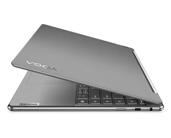 Vue latérale droite du portable Yoga 9i Gen 8 2-en-1, coloris Storm Grey, ouvert à 45 degrés, montrant le capot supérieur et une partie du clavier et les ports du côté droit