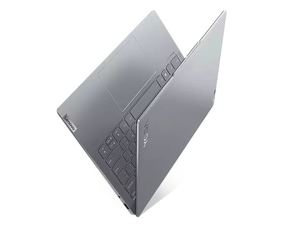 Yoga Slim 6i Gen 8 Notebook, leicht geöffnet, nach oben gerichtet, mit Blick auf einen Teil der Tastatur.