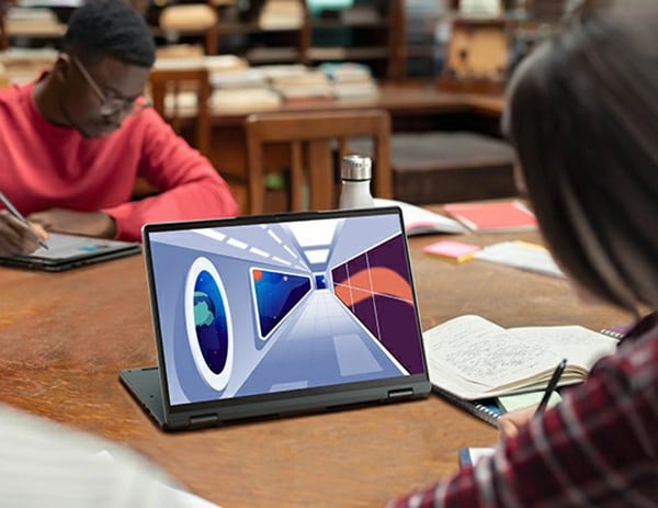Студент у бібліотеці з ноутбуком Yoga 6 Gen 8 перед собою в режимі презентації