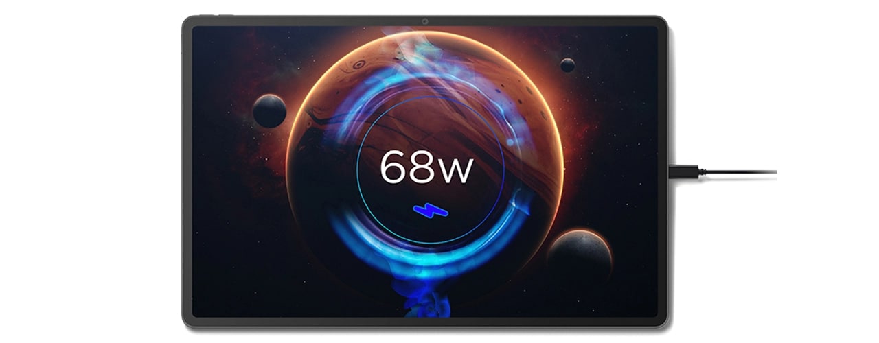 Vue aérienne de la tablette Lenovo Tab Extreme, posée à plat, avec un écran affichant une scène spatiale animée avec des planètes et le texte : 68 w