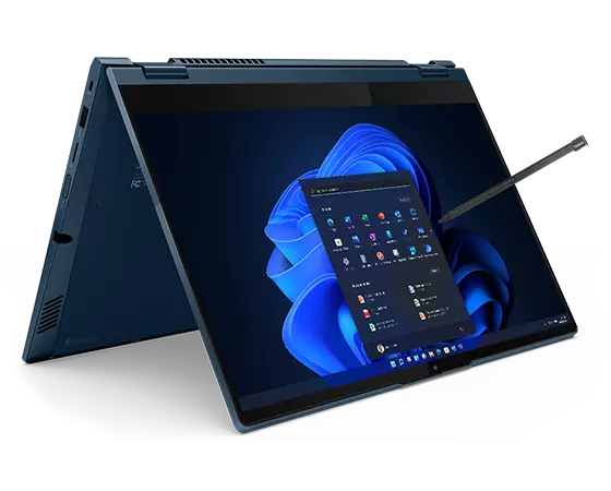 Portable ThinkBook 14s Yoga Gen 3 en Abyss Blue, en mode tente, avec le stylet intelligent inclus flottant devant l’écran tactile.