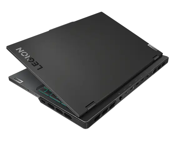 Lenovo Legion Pro 7 Gen 8 (16″ AMD) Gaming-Notebook, Ansicht von oben, leicht geöffnet, geneigt, mit Blick auf den Gehäusedeckel mit Legion und Lenovo Logo und einen Teil der Tastatur mit RGB-Beleuchtung für einzelne Tasten