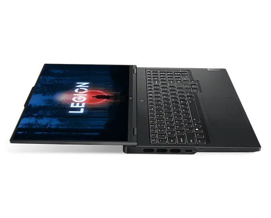 Lenovo Legion Pro 7 Gen 8 (16" AMD) Gaming-Notebook, Ansicht von der Seite, flach liegend, um 180 Grad geöffnet, mit Blick auf das Display mit Legion Logo und Startbildschirm, die Tastatur und die Anschlüsse auf der linken Seite