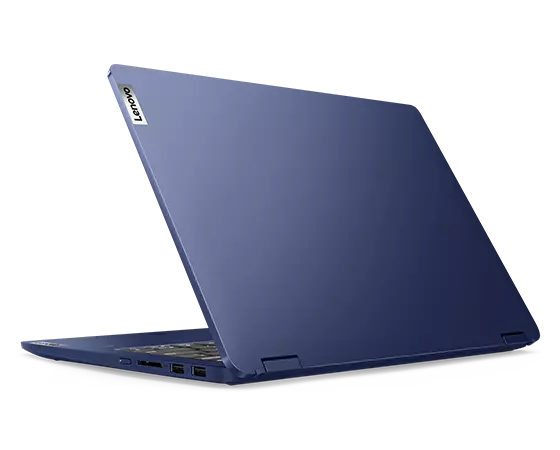 Achteraanzicht van de Abyss Blue IdeaPad Flex 5i in de laptopstand met het Lenovo-logo