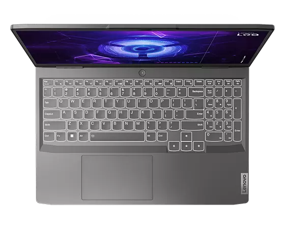 Vue de dessus du Lenovo LOQ 15IRH8 avec son clavier rétroéclairé blanc allumé