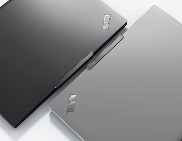 ThinkPad X13 Yoga Gen 4 2-in-1-Notebooks in den Farben Deep Black und Storm Grey, beide mit zugeklapptem Deckel, Rückseite an Rückseite