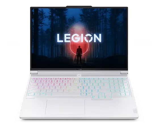 Lenovo Legion Slim 7 Gen 8 (16" AMD) i Arctic White set forfra med fokus på skærm, oplyst tastatur og touchpad
