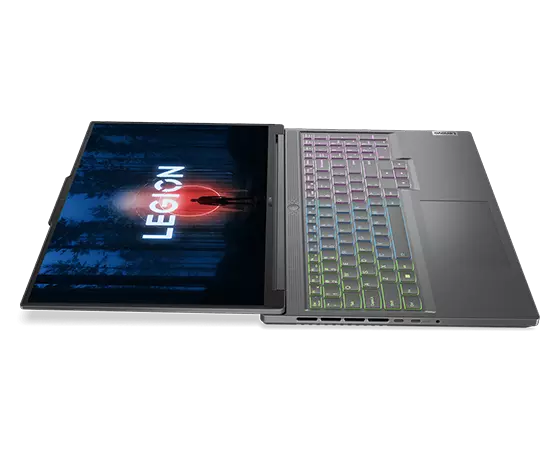 Lenovo Legion Slim 5 Gen 8-laptop met RGB-toetsenbord en beeldscherm ingeschakeld, naar rechts gericht