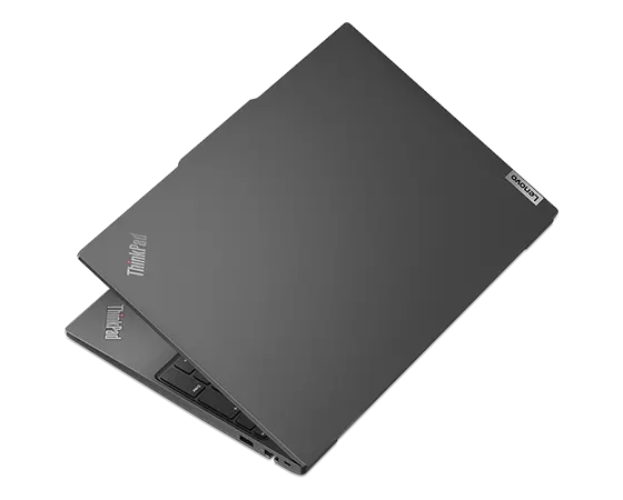Lenovo ThinkPad E16-laptop (16″ Intel): aanzicht vanaf rechtsachter en van boven, scherm een beetje geopend