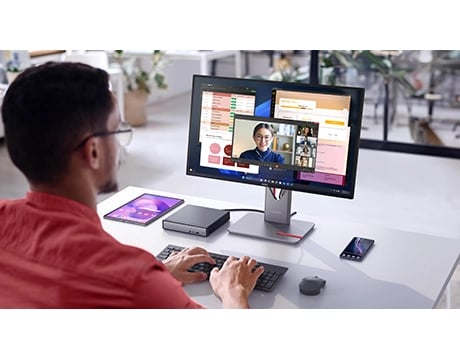 Lenovo ThinkCentre Neo 50q Gen 5 小型電腦適合小型空間使用，即使是極簡風工作場所也能完美融合。