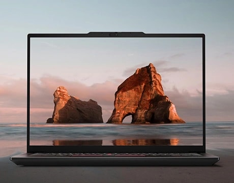 Lenovo ThinkPad E14 Gen 7 (14 吋 Intel) 筆記型電腦 – 正面視圖，機蓋打開，配備透明螢幕和機蓋，背景呈現海景中的岩石
